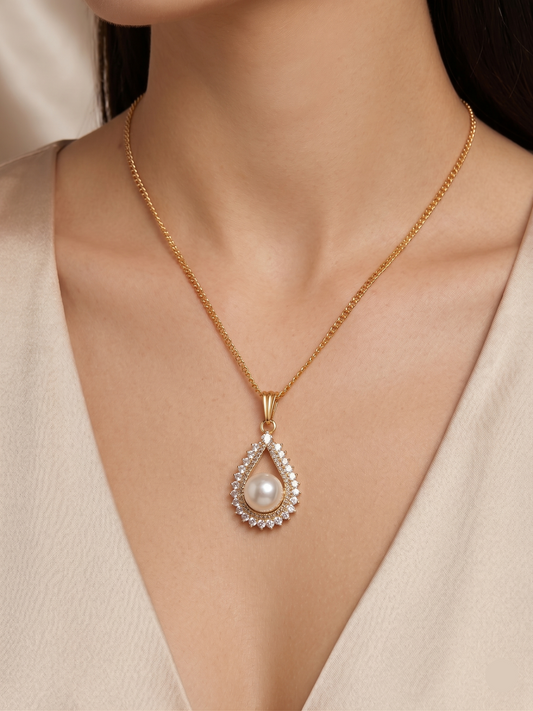 Seraphina Crystal Pavé Pendant – Classic Gold Statement Necklace
